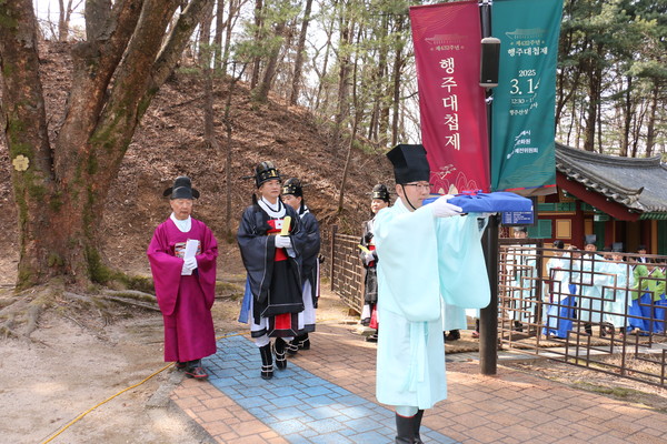 대첩제를 지내기 위해 충장사로 향하고 있는 헌관과 제집사. [사진=송낙영]