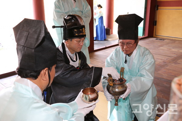초헌관이 잔을 올리고 있는 모습. [사진제공=송낙영]