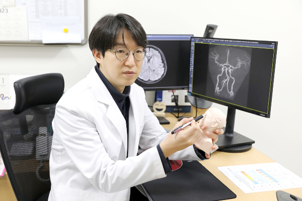 일산백병원 신경과 박홍균 교수는 “만성 두통을 겪는다면 먼저 두통약 복용 빈도를 점검하고, 무조건 약을 먹기보다 전문가의 상담을 통해 적절한 치료 계획을 세우는 것이 중요하다”고 조언했다. [사진제공 = 일산백병원]