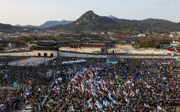 ‘100만 시민총집중의 날 - 윤석열 즉각퇴진! 사회대개혁! 15차 범시민대행진’이 지난 15일 오후 서울 종로구 광화문 앞에서 야당과 윤석열퇴진비상행동 소속 단체 및 시민들이 참석한 가운데 열렸다. [사진=권우성 오마이뉴스 기자]