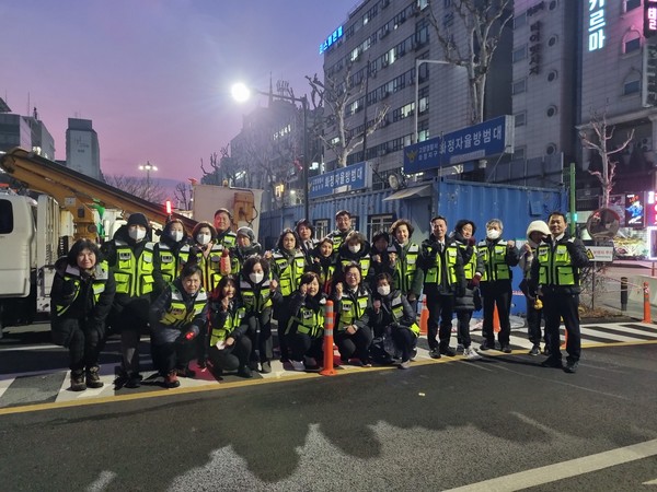 순찰을 위해 모인 화정자율방범대원들