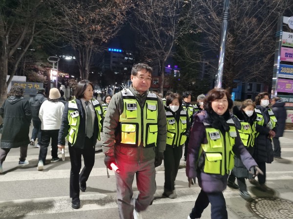 화정자율방범대원들이 마을 안전을 위해 순찰을 돌고 있다.