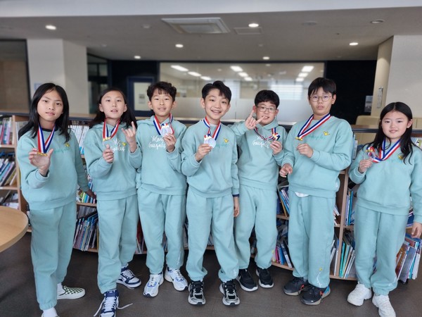 세계창의력올림피아드 국가대표선발대회에서 대상을 받은 ‘Y-ence’팀. (왼쪽부터)정인아 김예담 차동준 김도윤 송현준 하정우 이예윤.