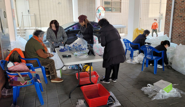 풍산동이 탄소배출량 감소와 온실가스 저감을 위해 ‘고양 자원순환가게’를 올해 11월 중순까지 운영한다. 