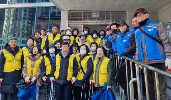  일산1동 주민자치회가 직능단체와 함께 ‘새봄맞이 클린데이’를 진행했다. 