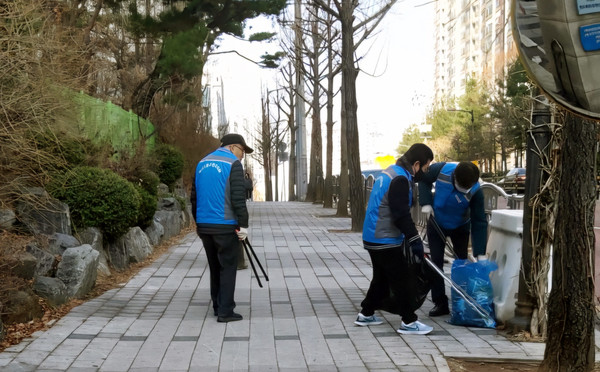 일산1동에서 환경정화활동을 하고 있는 모습