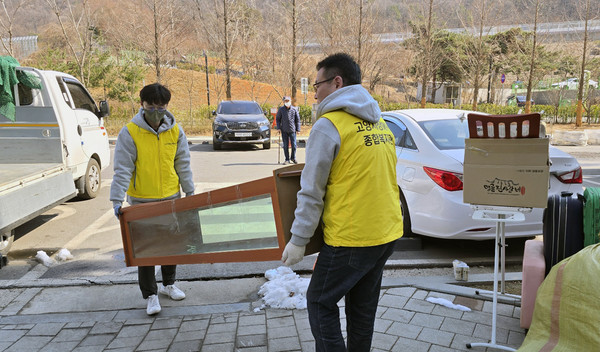 캥거루 봉사회가 봉사를 진행하고 있다.