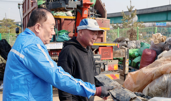 장순복 조합장(왼쪽)이 김석창 농촌지도자 고양시연합회 지도지구회장과 수거 현장에서 이야기하고 있다.