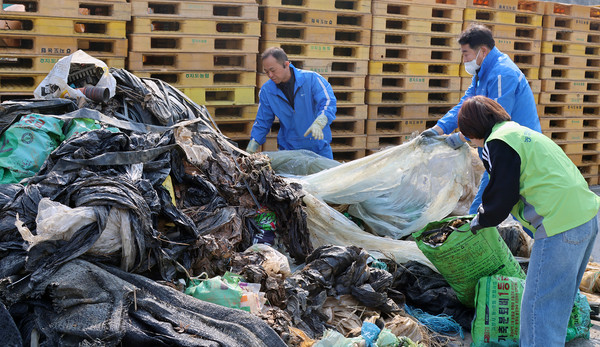 폐기물수거에서 농민들과 농협 관계자들이 비지땀을 흘리며 철저한 분리수거를 했다.