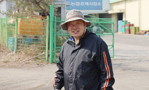 서정만 한국농촌지도자 고양특례시연합회 지도지구회원도 밝게 웃으며 같이 힘을 보탰다.