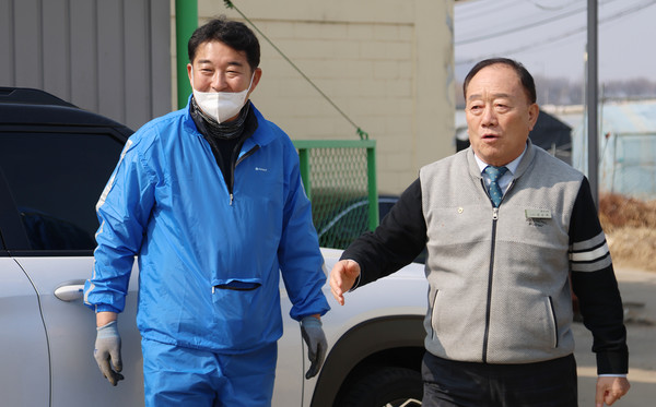 지도농협 장순복 조합장(오른쪽)과 이영종 상무(왼쪽)가 수거에 적극 참여했다.