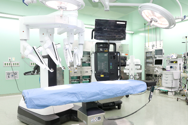 일산백병원이 경기도 최초로 최신 로봇 수술 장비인 ‘다빈치5’ 모델을 도입해 한층 정교하고 안전한 로봇 수술 시스템을 구축했다. [사진제공 = 일산백병원]