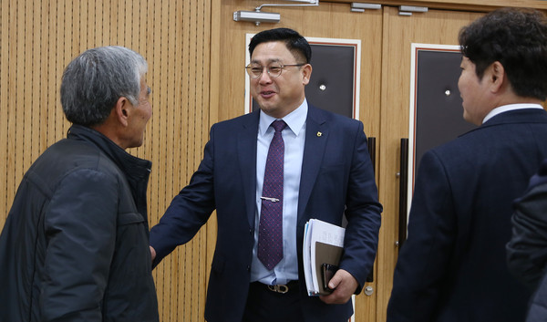 설명회를 마친 후 우상훈 조합장(가운데)이 조합원들에게 인사를 전하며 대화를 나누고 있다.