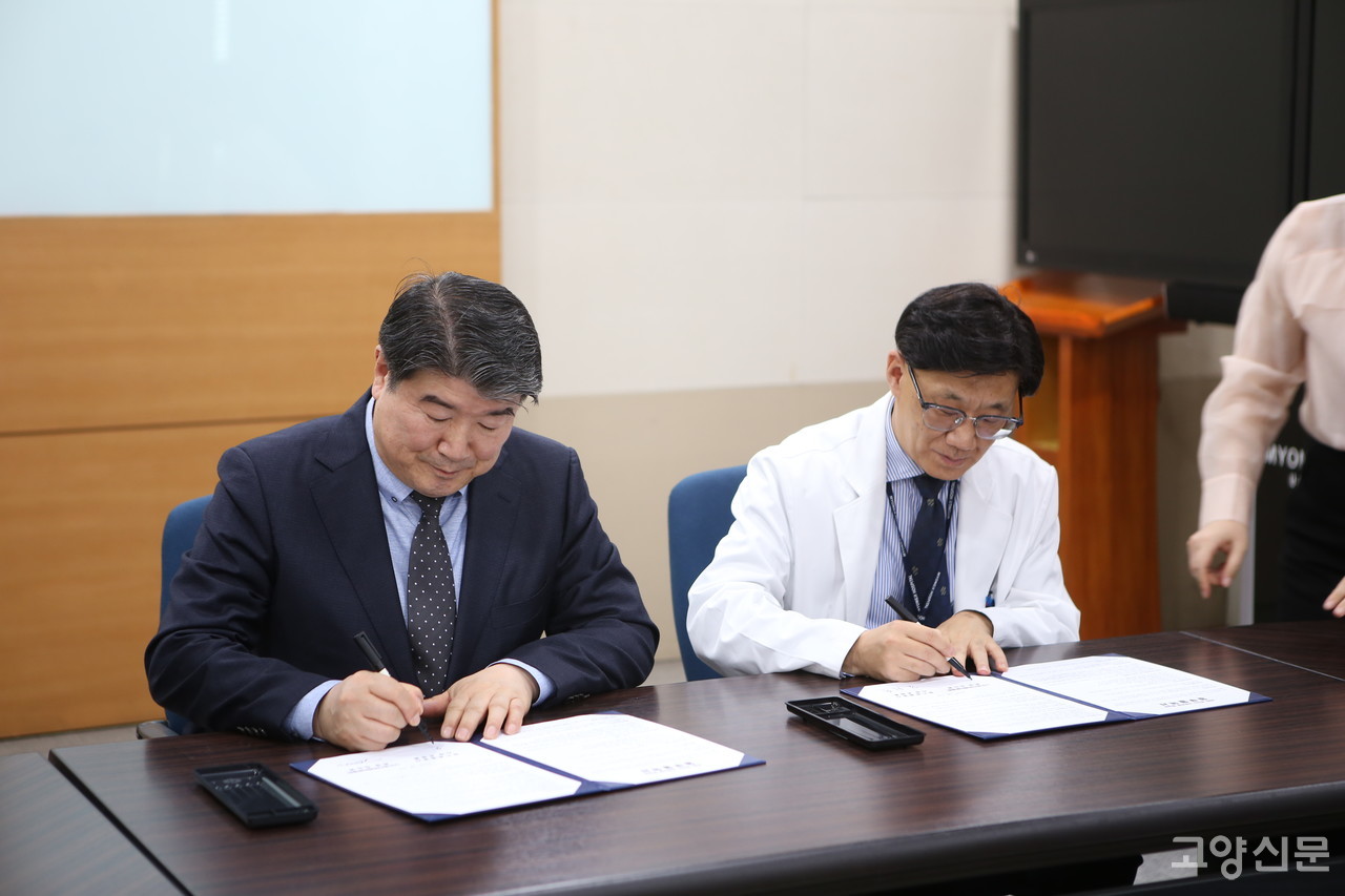협약서에 서명하고 있는 조원용 경기관광공사 사장과 김인병 (사)경기국제의료협회 회장