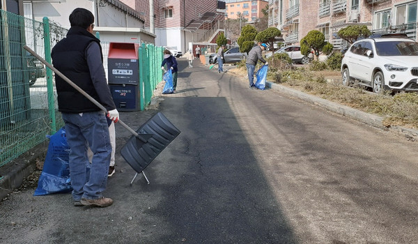  고봉동이 사리현동 일원에서 봄맞이 마을 대청소를 진행했다.