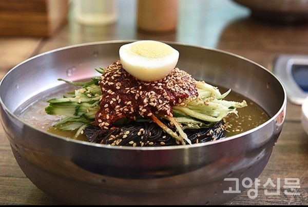 1996년 백석동에서부터 이어오고 있는 대표 메뉴 청수칡냉면.