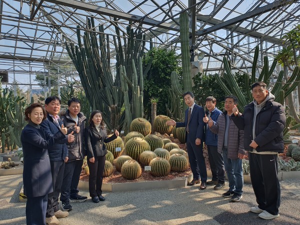 고양시 농업기술센터 권지선 소장(오른쪽 맨뒤)과 직원들, 이길재 고양시 선인장연구회장과 회원들이 멕시코가 원산지인 '금호'선인장 앞에서 포즈를 취했다.