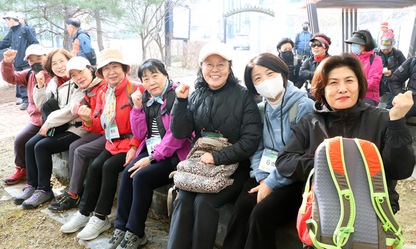 산악회원들이 밝은 모습으로 파이팅을 하고 있다. 