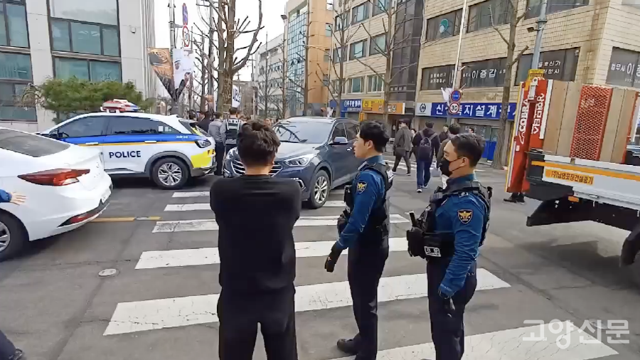 정문이 막혀 시청을 방문한 시민과 공무원들이 40여 분간 큰 불편을 겪었다.