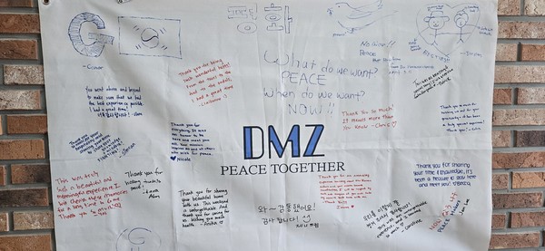 미국 조지타운대학 학생과 교수들이 지난 1~3일 DMZ 탐방을 마치고 기록한 소감문이 DMZ평화교육원 출입구에 붙어 있다. 