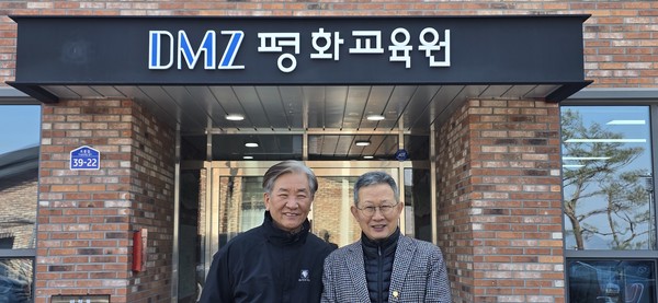 4월부터 임진강변에서 공동체 예배를 진행하는 강경민 목사(왼쪽)와 안재영 DMZ평화교육원 대표