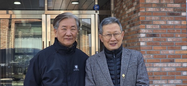 강경민 목사(왼쪽)와 안재영 장로가 지난 19일 DMZ평화교육원 앞에서 나란히 포즈를 취하고 있다.