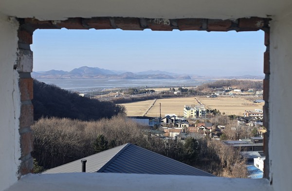 DMZ평화교육원 옥상에서 바라본 임진강과 북녘 산하.