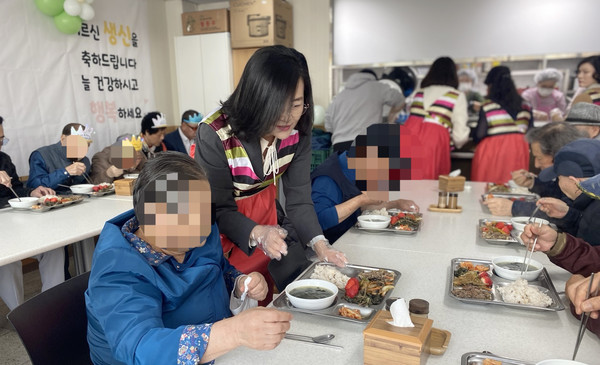 어르신 생신잔치에서 '이음별 봉사단'이 활동을 하고 있다.