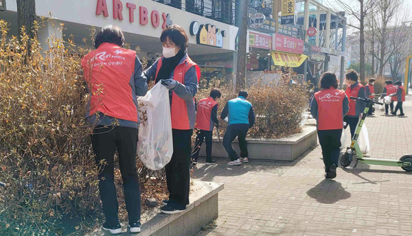 클린데이를 진행하는 한국마사회 일산지사 직원들.