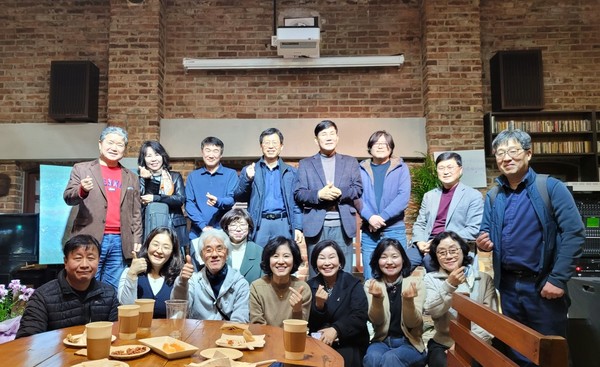 귀가쫑긋 월례강좌 외 3월 정기 모임에선 일산 추억의 명소인 백마 화사랑에서 서양화 전시회를 둘러보고 화사랑에 얽힌 옛이야기들을 추억해 봤다. [사진제공= 우선희 귀가쫑긋 홍보대사]