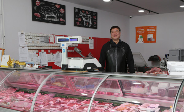 늘 환한 모습으로 고객을 맞이하는 강효중 대표.