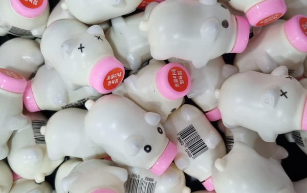 호둥이네 정육점 구이고객 서비스 품목. 조그마한 돼지 모형 속에는 허브가 들어 있다. 고기 위에 뿌려 먹을 수 있는 강효중 대표만의 세심한 서비스다.