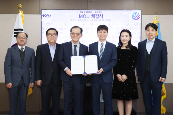 26일 열린 한국항공대-루미르 업무 협약식에서 양 기관 관계자가 기념촬영을 하고 있다. 사진 가운데가 한국항공대 허희영 총장과 루미르 남명용 대표이사(왼쪽에서 세 번째, 네 번째). [사진제공 = 한국항공대학교]