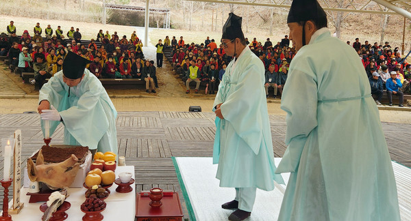 시산제가 진행되고 있다.
