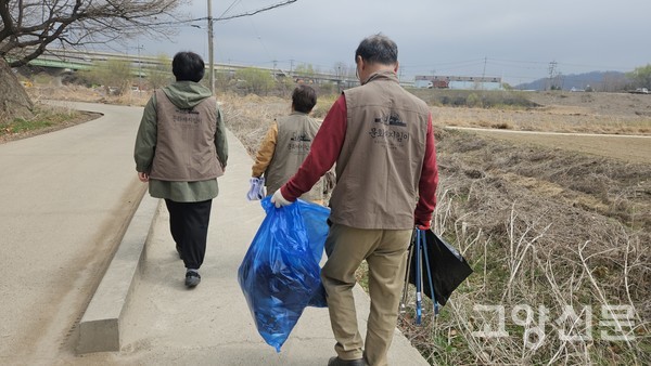 행호유람 회원들이 강매석교 주변 정화활동을 하고 있다.
