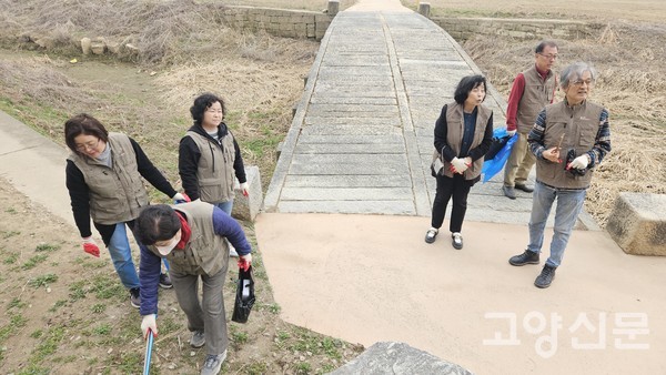 강매석교 주변 정화활동 하는 모습