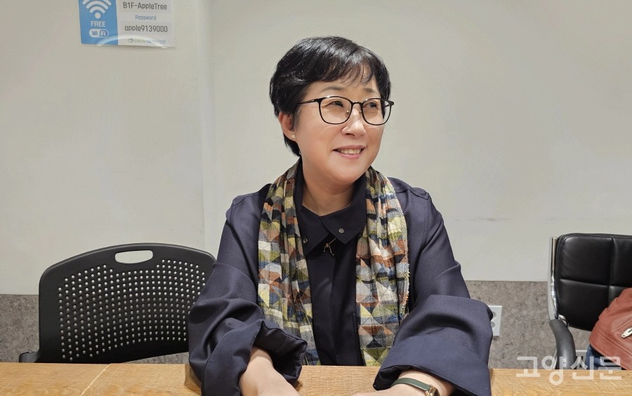 건강넷 월요시민강좌에서 고양의 독자들과 만난 나희덕 시인. 