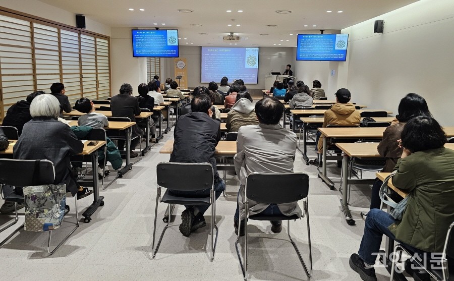 시인의 강의에 몰입하고 있는 참가자들. 