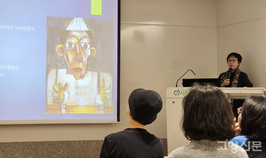 '손과 손으로'라는 시를 설명하고 있는 나희덕 시인. 