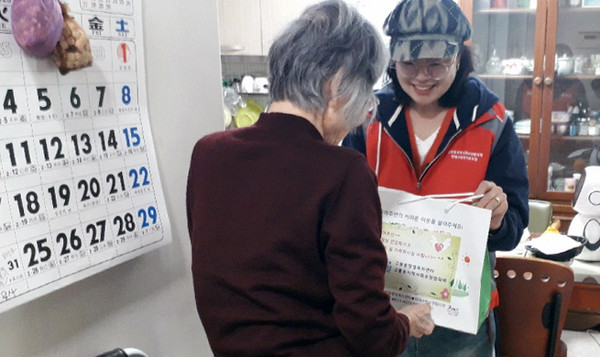 고봉동 지역사회보장협의체 위원이 저소득 독거 가정을 방문해 안부를 살피고, 생필품을 전달하고 있다.