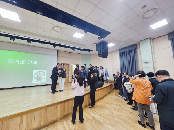 25일 덕양구 원흥동에 있는 고양동부새마을금고에서 열린 명사 초청특강 후에는 방송인 이홍렬씨가 참석자들 한 명 한 명 손을 잡고 눈을 맞추며 기념촬영도 했다. 
