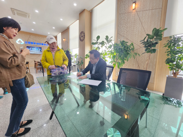 이홍렬씨는 강연 후 로비에서 참가자들에게 친필 사인을 해주었다.