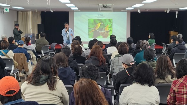 한국탐조연합 출범식에 앞서 열린 맹금워크숍에서 황대인 한강생물보전연구센터장이 ’부헝이, 인문으로 답하다‘란 제목으로 강의하고 있다.