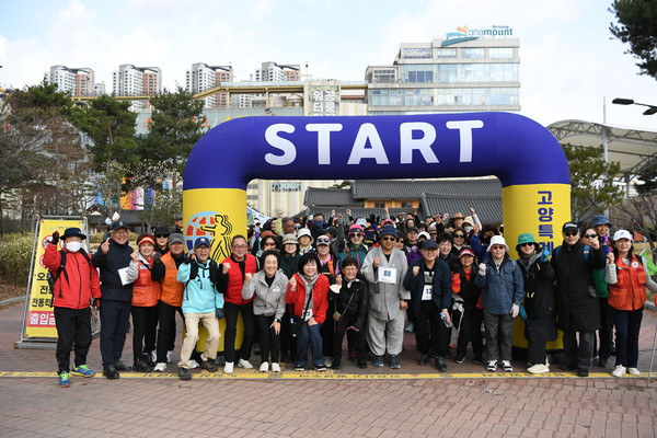 '2025 봄맞이 가족 걷기대회' 참가자들이 안전한 완주를 다짐하며 출발선에 섰다. [사진제공=보산 스님]