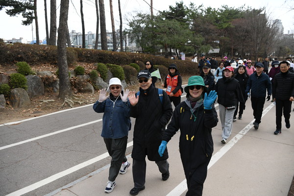 참가자들은 흐린 날이었지만 봄을 맞는 가벼운 발걸음으로 함께 걸었다. [사진제공=보산 스님]