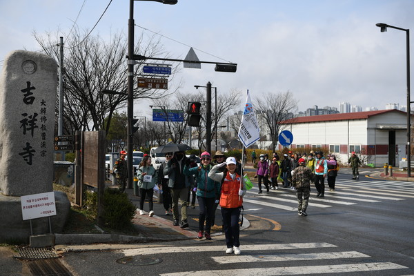 이날의 종착지인 길상사에 속속 도착하는 참가자들. [사진제공=보산 스님]