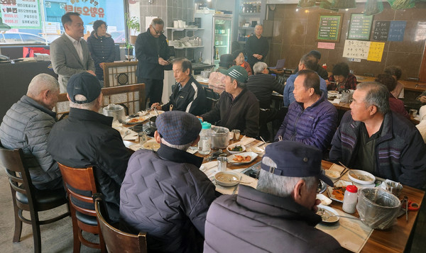 정발산동 지역사회보장협의체가 ‘가치밥 DAY’를 개최해 어르신들에게 점심식사를 제공했다.