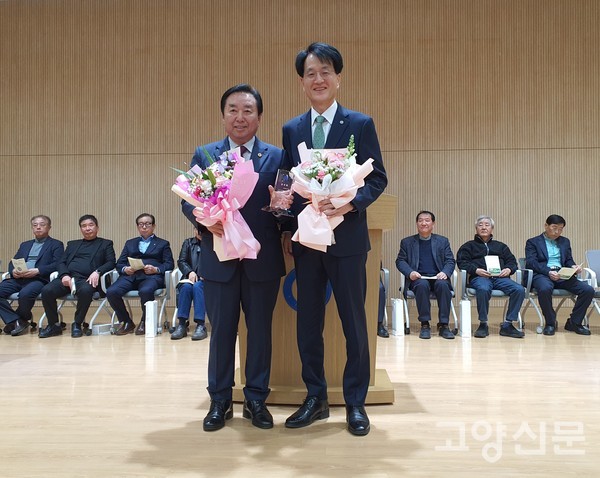 손병환 총장(오른쪽)이 김성남 경기도의원에게 감사패를 수여하고 기념사진을 찍었다.