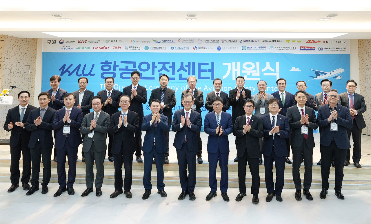 한국항공대 KAU 항공안전센터 개원식에 참석한 국토교통부와 산하 공공기관, 공항공사‧항공사 등 항공업계, 유관 협회‧학회, 공군‧경찰 관계자 등 내빈들이 기념촬영을 했다. [사진제공 = 한국항공대학교]