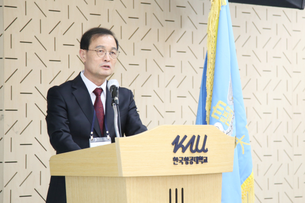 KAU 항공안전센터의 초대 센터장을 맡은 이장룡 한국항공대 항공운항학과 교수가 센터의 비전을 설명하고 있다. 